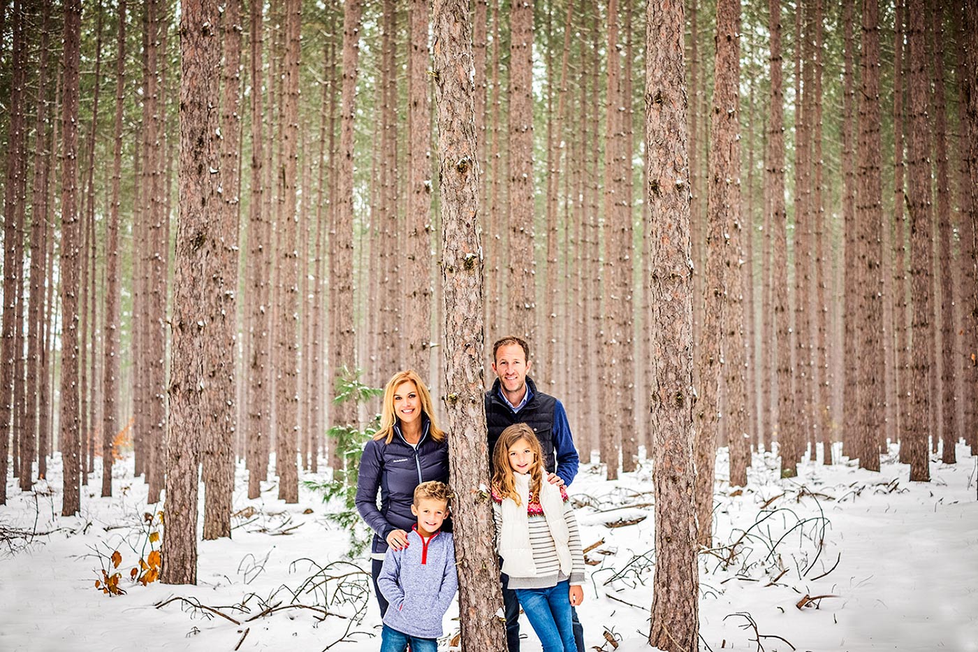 Winter family portait session by Sheri Kowalski a photographer in northern Michigan.